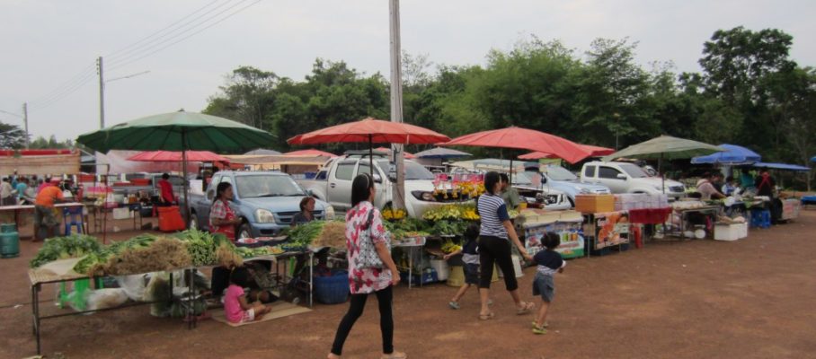 Market east of Sawang Daen Din