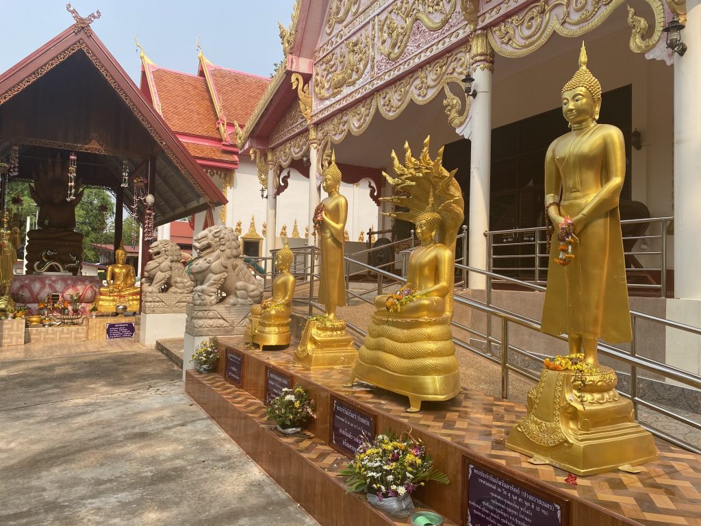 Statues (Thu Fri Sat Sun)