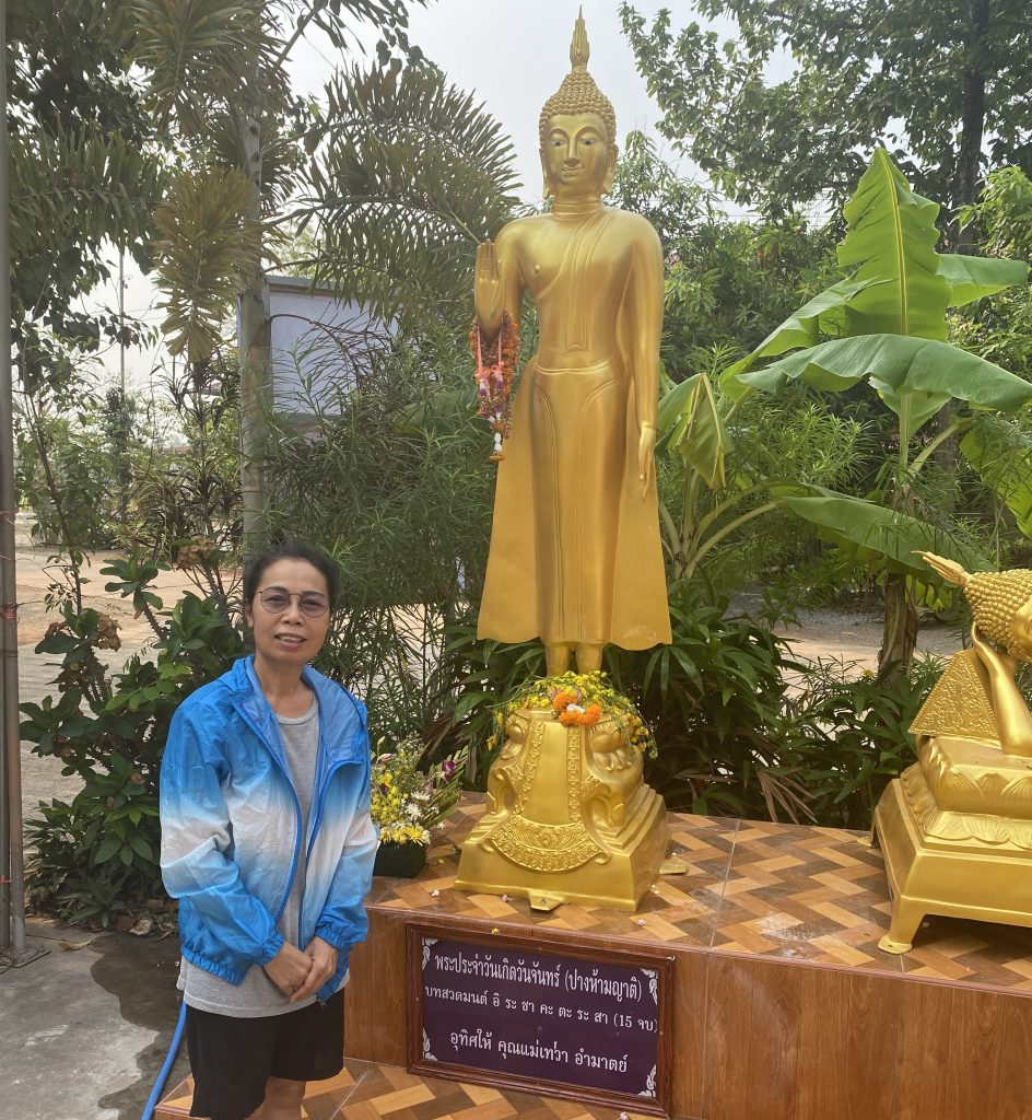 Monday statue